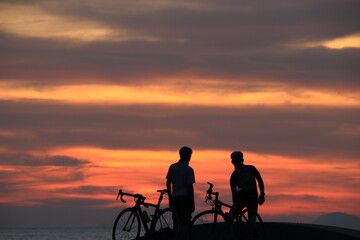 Fototapeta na wymiar silhouette of a couple on bicycles at sunrise
