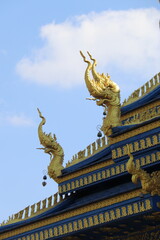 Fototapeta premium Toit du Wat Rong Seua Ten ou temple bleu à Chiang Rai, Thaïlande