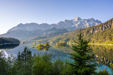 Sonnenaufgang an der Zugspitze, Eibsee
