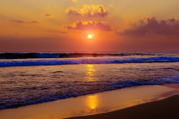 Fototapeta na wymiar Beautiful sunset on the beach and sea with cloud and sky background