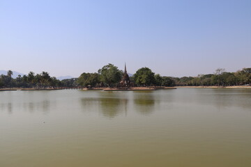 Fototapeta na wymiar Lac du parc historique de Sukhothaï, Thaïlande