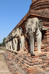 Eléphants d'une stupa, parc historique de Sukhothaï, Thaïlande	