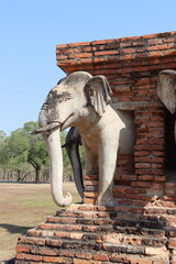 Fototapeta premium Eléphant d'une stupa, parc historique de Sukhothaï, Thaïlande 