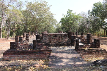 Fototapeta na wymiar Temple en ruine du parc historique de Sukhothaï, Thaïlande