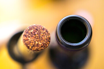 Garrafa de vinho tinto e sua rolha