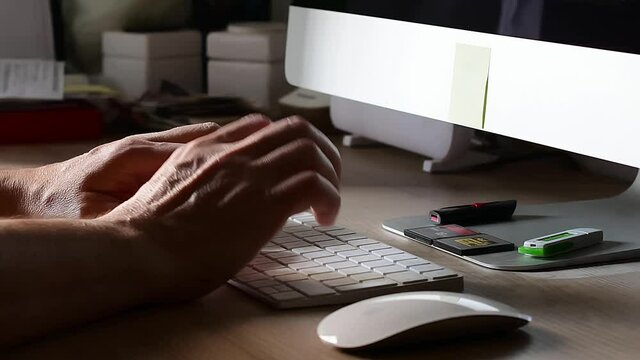 video di mani che scrivono con la tastiera del pc