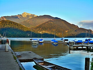 Naklejka premium Austrian Alps-morning on the lake Wolfgangsee in St.Gilgen