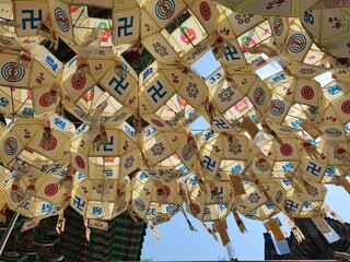 Fototapeta premium Beautiful temples and lanterns in Asia