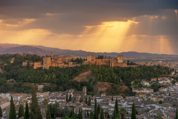 Obraz premium hermoso atardecer en la alhambra de Granada, Andalucía