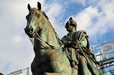 Fototapeta na wymiar Estatua del rey Carlos III en una plaza céntrica de Madrid
