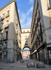 Edificios en una calle de entrada a la plaza mayor de Madrid