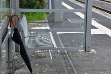 Wenn der Zug kommt. Verlorenes - Vergessenes. Am Bahnsteig in Aulendorf, Haltestation - Regenschirm...