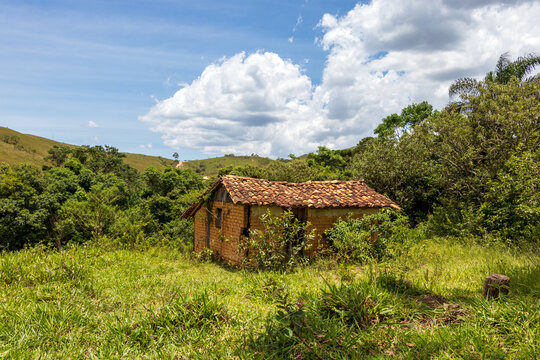 Casebre desabitado e abandonado no meio do mato em Minas Gerais.