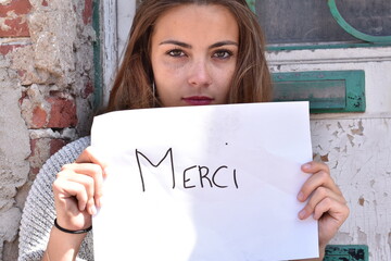 Portrait d'une femme à la rue