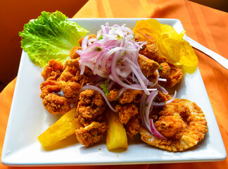 comida típica de Perú, marisco frito