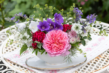 Blumenstrauß in Pink und Lila in vintage Sauciere