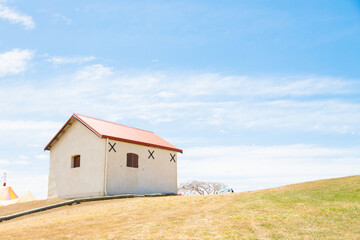 赤い屋根の小屋と空