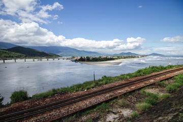 See mit einer Br&uuml;cke und Eisenbahnschienen in Vietnam