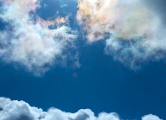 Obraz premium light from the sun against a blue sky with clouds