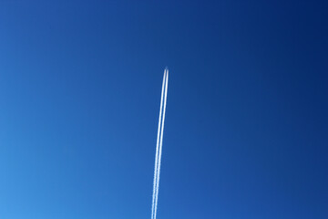 Flugzeug in großer Höhe vor einem tollen blauen Himmel.