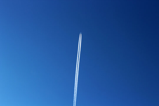 Flugzeug in gro&szlig;er H&ouml;he vor einem tollen blauen Himmel.