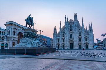 Fototapeta premium Sunrise view of Piazza Duomo in Milano, Italy
