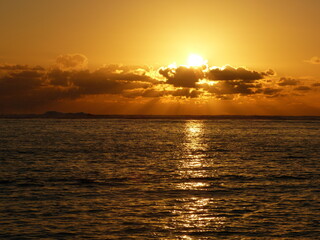Fototapeta na wymiar Bronze and gold sunset in the ocean