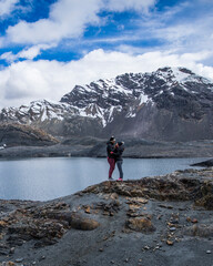 Fototapeta na wymiar couple in a glacier, near a river and snowy