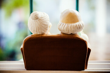 Fototapeta na wymiar pareja de ancianos en un sillon