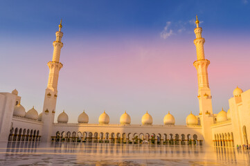 Fototapeta na wymiar The grand Sheikh Zayed mosque in Abu Dhabi UAE