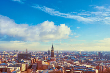 Obraz premium Scenic panorama view from Dancing Towers over Hamburg under snow in winter with St. Michael's Church (German: St. Michaelis), Speicherstadt, harbor, and New Elbe Philharmonic Theater, Elbphilharmony.