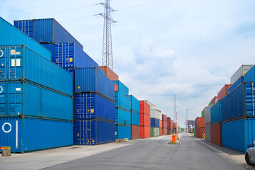 Viele gestapelte Container bereit zum Abtransport