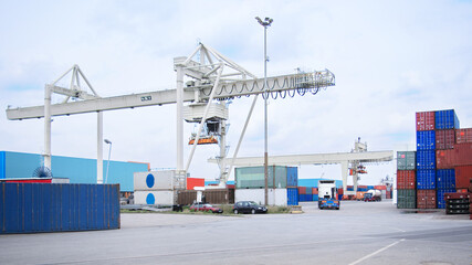 Handelsfafen mit Containern, Ladekran und LKWs in Duisburg