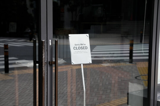 店舗入口にある閉店案内看板