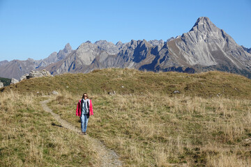 Fototapeta premium Wandern am Hochtannbergpass, Blick zum Biberkopf