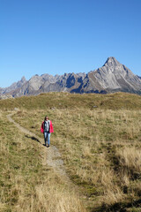 Obraz premium Wandern am Hochtannbergpass, Blick zum Biberkopf