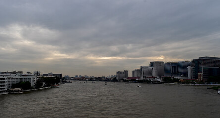Naklejka premium Atardecer en Bangkok desde el río Chao Phraya