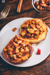 French toasts with apple caramelized with cinnamon