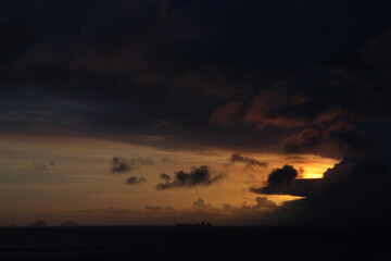 Pôr-do-sol em céu nublado