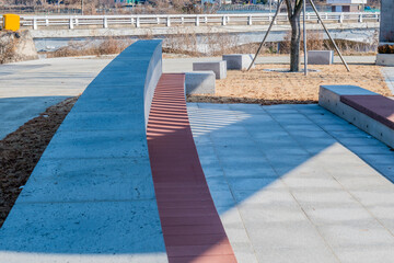 Obraz premium Striped pattern on park bench.