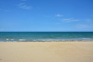 Fototapeta na wymiar Tropical beach and blue sky in sunny day