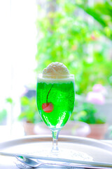 レトロ喫茶でクリームソーダ
