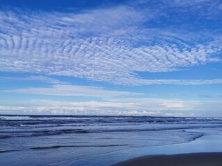 Cielo nublado y azul