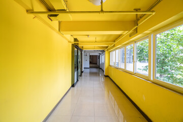 Obraz premium Interior passage of buildings with yellow painted walls