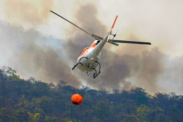 Firefithing helicopter dumps water on forest fire © toa555