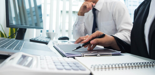 Stock surfers consult investment with online brokers, trading, trading stocks to get business profits.