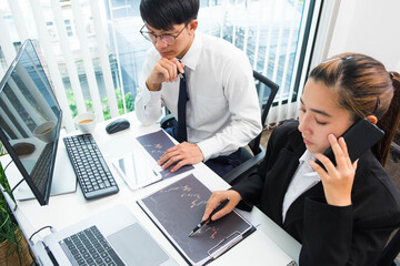 Fototapeta premium Stock surfers consult investment with online brokers, trading, trading stocks to get business profits.