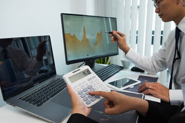 Stock surfers consult investment with online brokers, trading, trading stocks to get business profits.