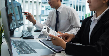 Stock surfers consult investment with online brokers, trading, trading stocks to get business profits.