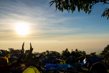 Many tourists pitch their tents to sleep in the mountains. To wait to see the sunrise And see the view of nature in winter